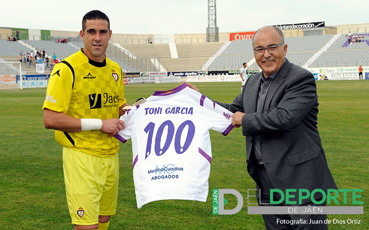 El Real Jaén homenajeó a Toni García por su centenar de partidos
