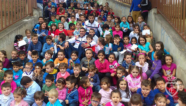 El alumnado del CEIP San José de Calasanz recibe la visita de Toni García y Adri