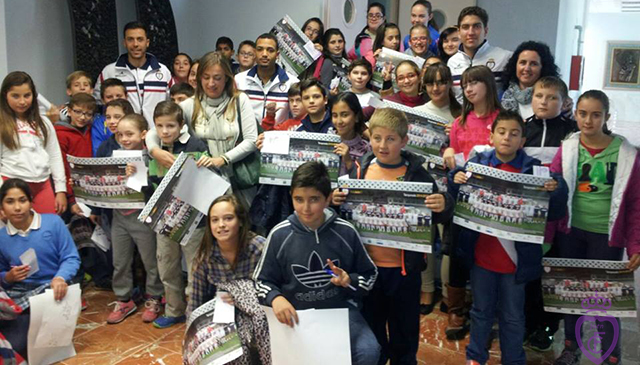 Los niños de Torredelcampo reciben la visita de los jugadores del Real Jaén