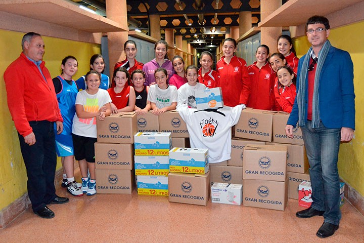 El Jaén CB lleva a cabo una recogida de alimentos con la ‘Canasta Solidaria’