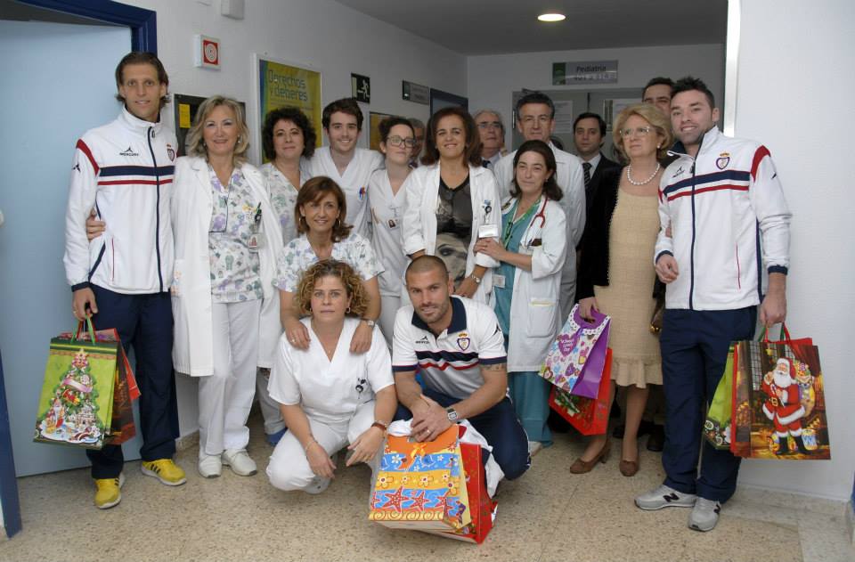 Los jugadores del Real Jaén visitan a los niños del Hospital Materno-Infantil de Jaén