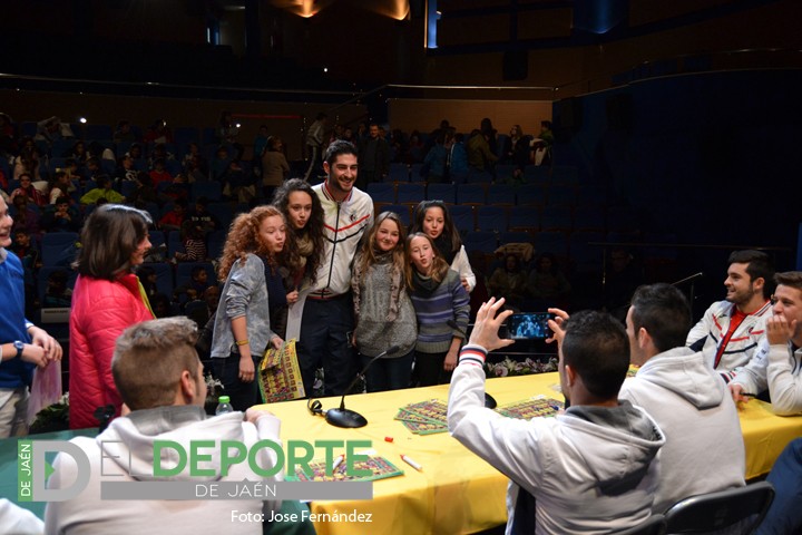 Los escolares de Alcaudete se divierten con la visita del Jaén Paraíso Interior FS