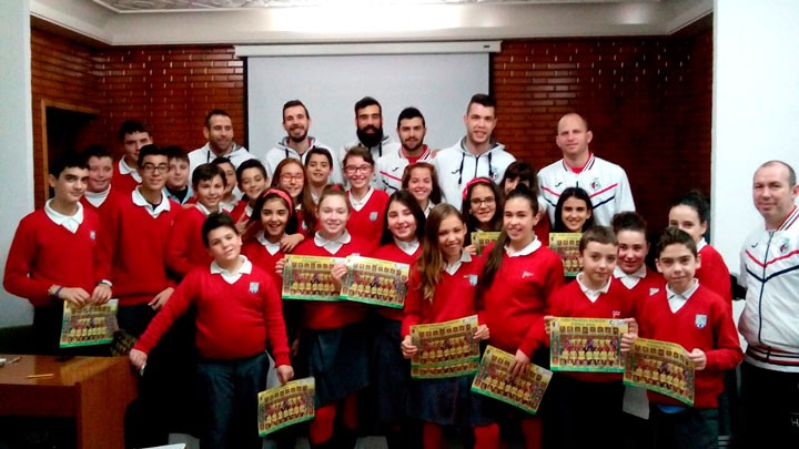 Los jugadores del Jaén FS visitan el colegio Santa María de los Apóstoles de Jaén