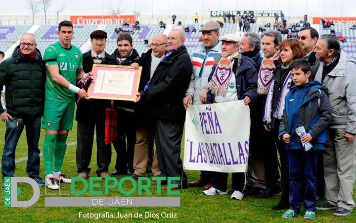 El Real Jaén homenajeó a la peña ‘Las Batallas’