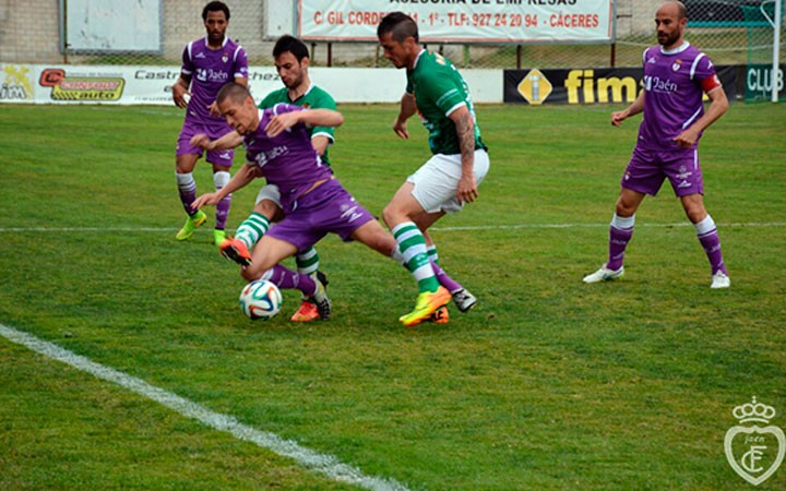 El Real Jaén vuelve a pinchar fuera de casa y se aleja del playoff