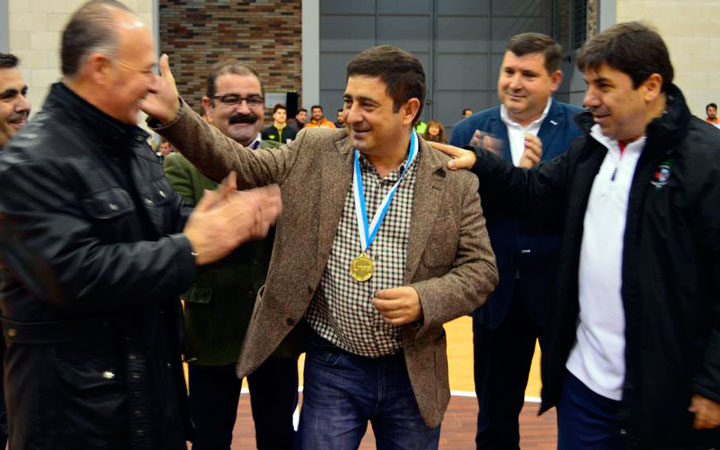 El Jaén FS entrega la medalla de la Copa de España a Francisco Reyes