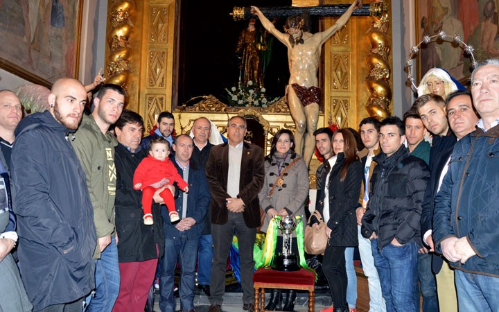 El Jaén FS realiza la tradicional ofrenda floral al Cristo de la Vera Cruz y a ‘El Abuelo’