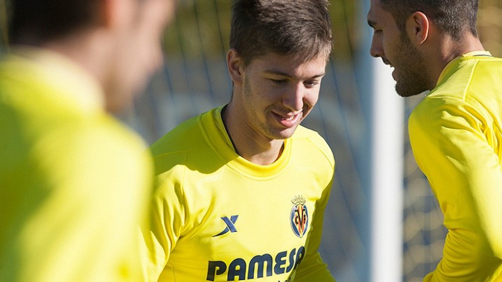 El jugador del Villarreal, Luciano Vietto, trata de superar su lumbalgia en la Clínica Luis Baños