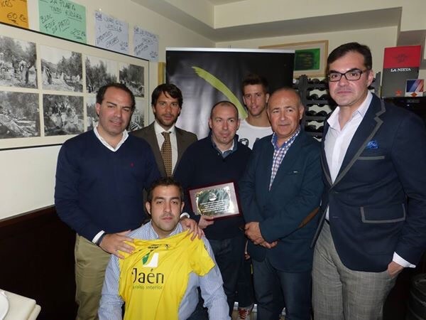 Homenaje de la asociación gastronómica ‘Amigos del Santo Reino’ al Jaén Paraíso Interior FS