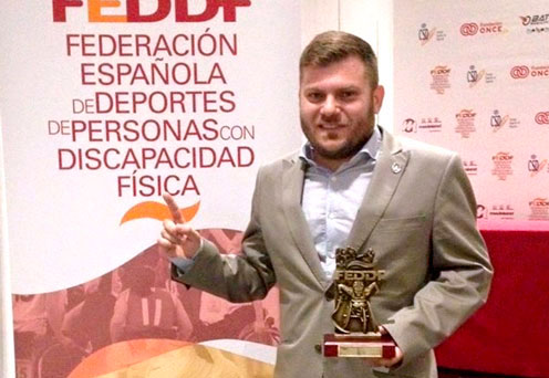 Simón Cruz recibe el reconocimiento de ‘Mejor Deportista’ por la FEDDF