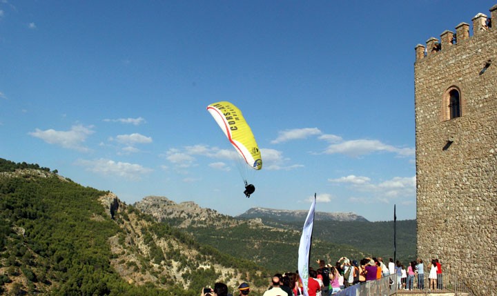 El XVI FIA arranca en el Castillo de Segura de la Sierra con una exhibición de parapente