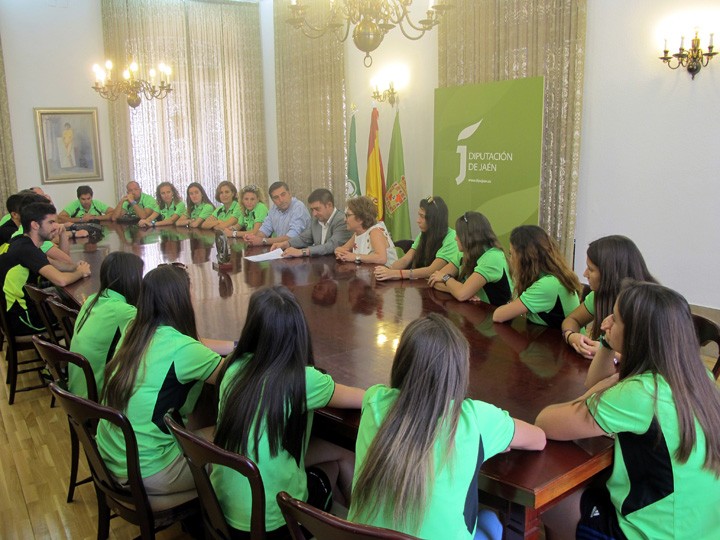 Las chicas del Unicaja Atletismo, recibidas en la Diputación con motivo de su ascenso de categoría