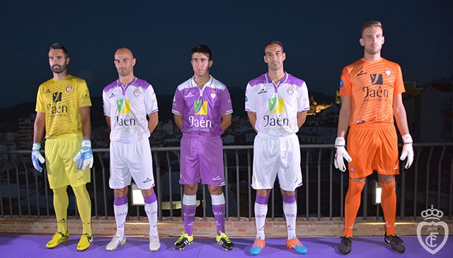 El Real Jaén presenta las equipaciones para la campaña 2015-16