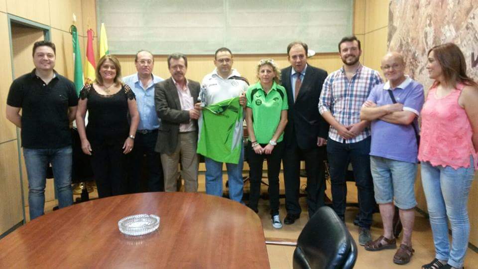 El atleta Carlos Hugo García es reconocido por el Ayuntamiento de Linares