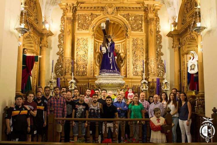 El Jaén FS realiza las ofrendas florales al Abuelo y al Cristo de la Vera Cruz