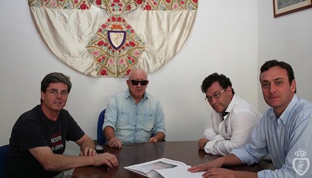 Primera toma de contacto de la temporada 2015-16 entre el Real Jaén y el equipo de veteranos