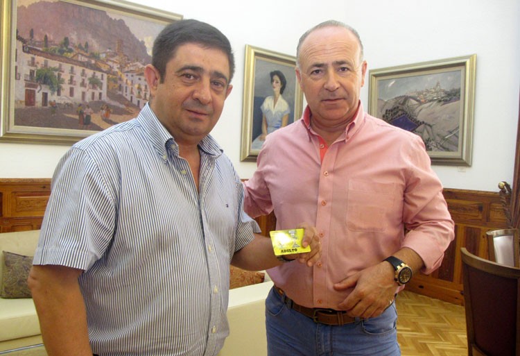 El presidente de la Diputación recibe el carnet de socio del Jaén Paraíso Interior FS