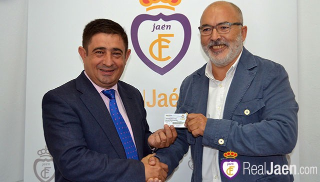 Teruel entrega a Reyes su carnet del Real Jaén para la temporada 2015-16
