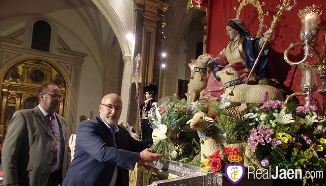 El Real Jaén realiza su tradicional ofrenda floral a la Divina Pastora