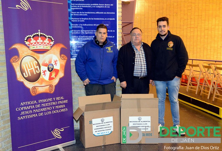 El Jaén FS recaudó 300 kilos de alimentos para la Cofradía de ‘El Abuelo’