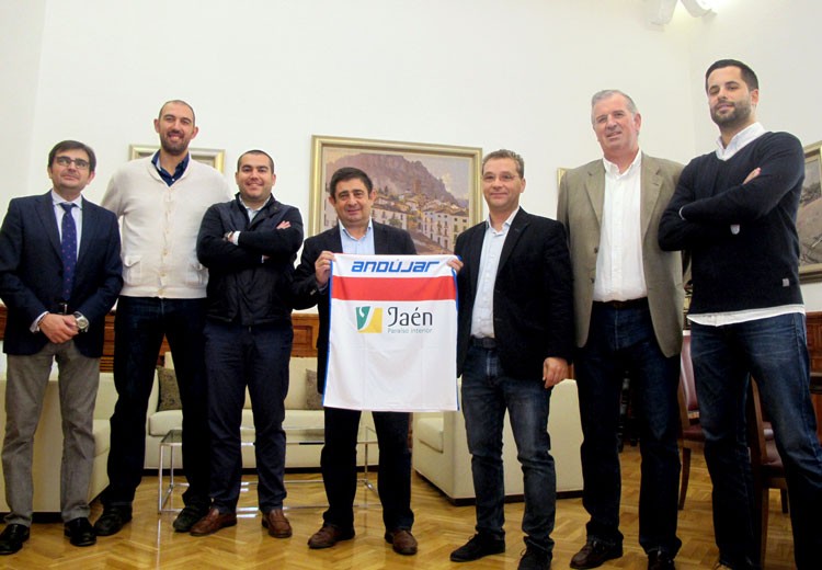 Directivos del CB Andújar visitan la Diputación Provincial, patrocinador del equipo