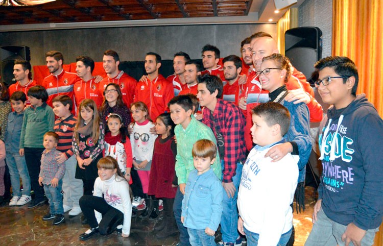 El Jaén Paraíso Interior FS participó en la merienda anual de la Asociación ALES