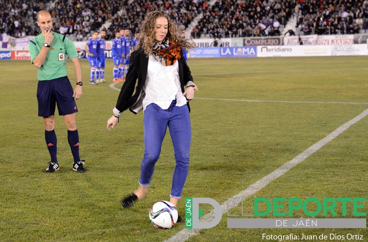 Celia Jiménez realizó el saque de honor en el Real Jaén-Linares Deportivo