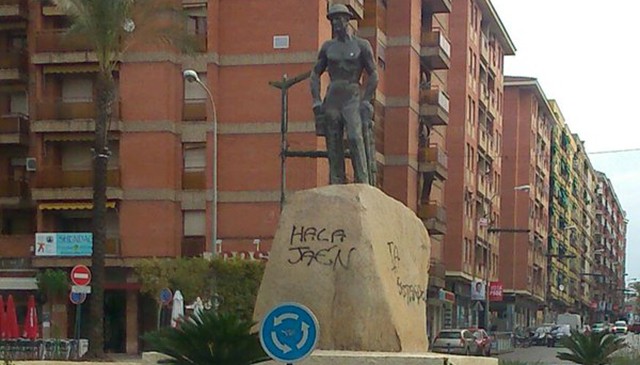 El Real Jaén condena las pintadas en el monumento al Minero