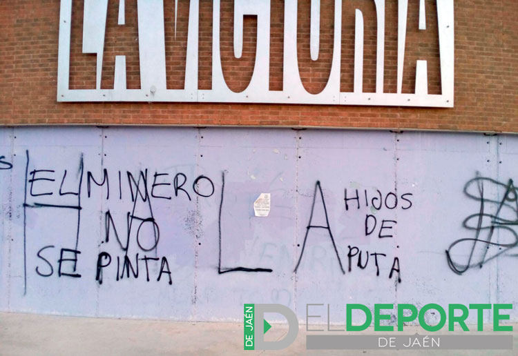 El estadio de La Victoria amanece con unas pintadas desagradables