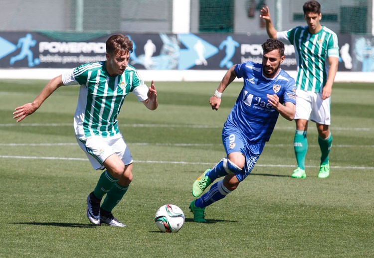 El Linares remonta al Betis B y respira en la zona tranquila