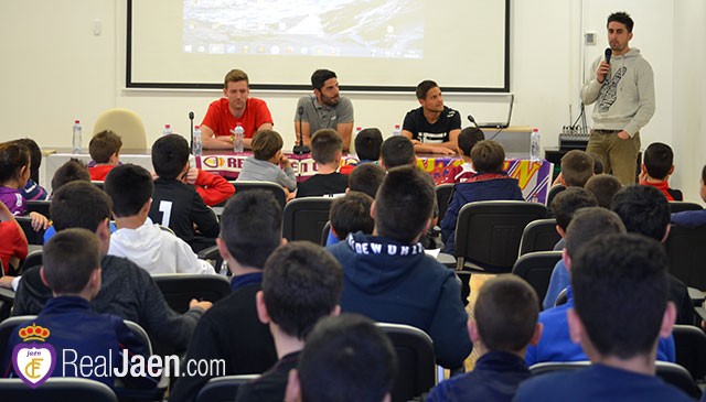 Adri, Cruz y Bardanca visitan a los jóvenes de las escuelas deportivas de Beas de Segura