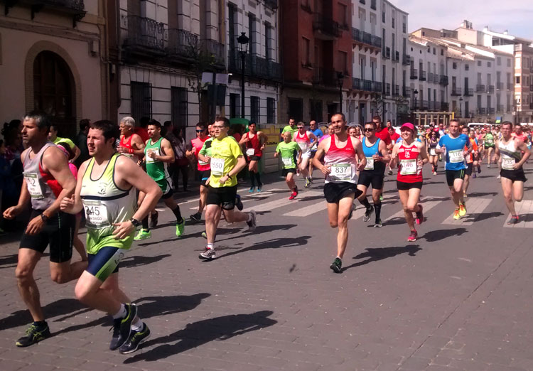 Miguel Ángel Ruiz y Lola Chiclana vencen en la carrera popular de Beas de Segura