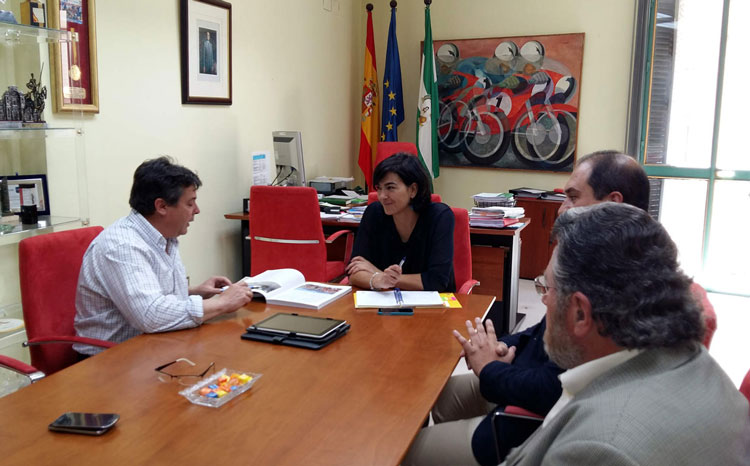 La Federación Andaluza de Bolos presenta sus programas a la directora general de Deportes de Andalucía