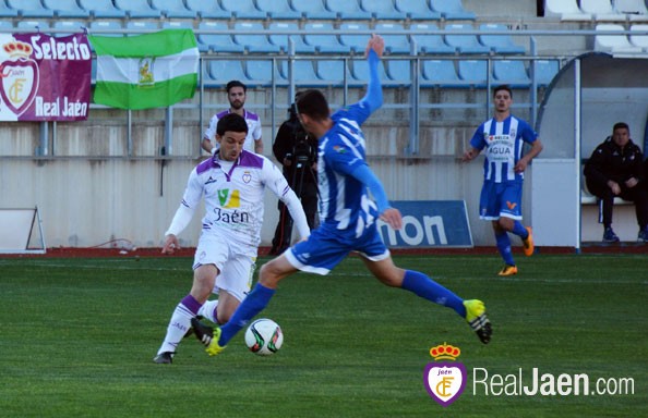 La Hoya da un zarpazo al Real Jaén y se consolida en la quinta plaza