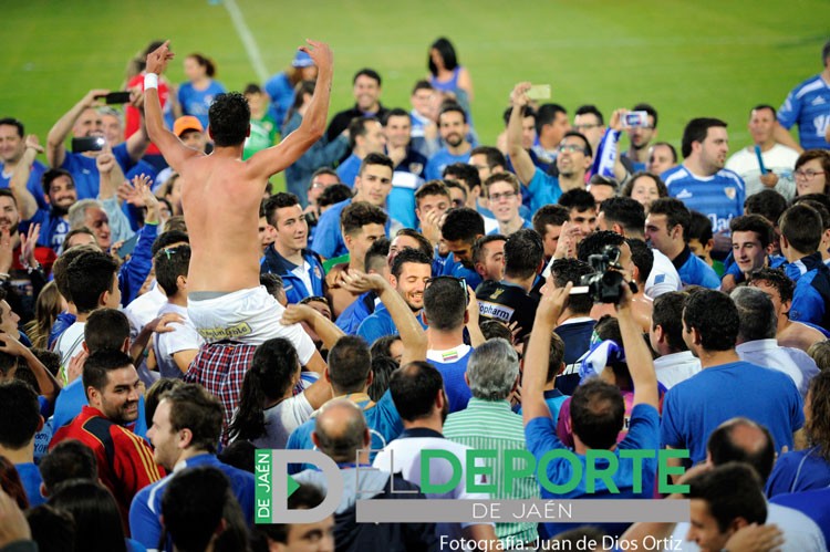 Jugadores y afición celebraron la permanencia en Linarejos