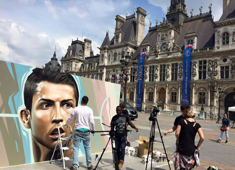 Belin clava un retrato de Cristiano Ronaldo en París, en los días previos a la Eurocopa
