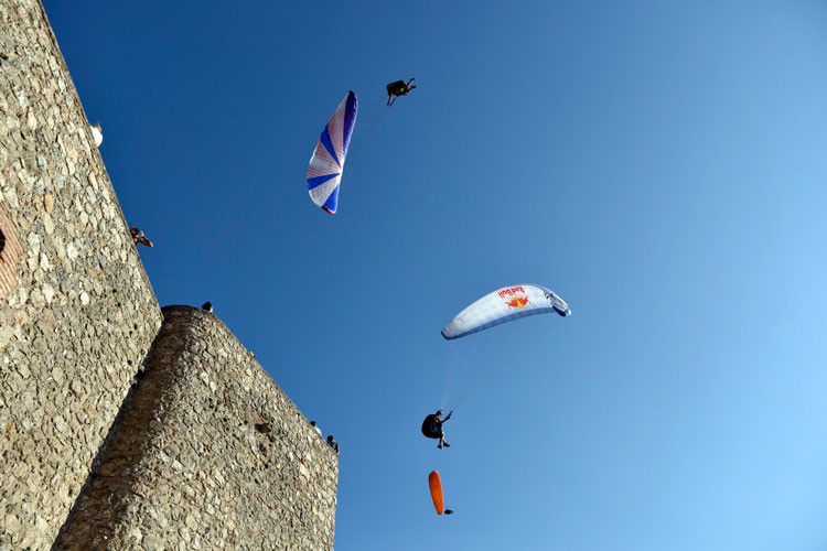 El FIA arranca en Sierra Segura con una exhibición de acrobacias en parapente