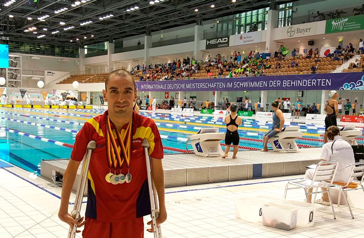 Tajuelo dona una camiseta de la selección a la subasta benéfica del deporte cordobés