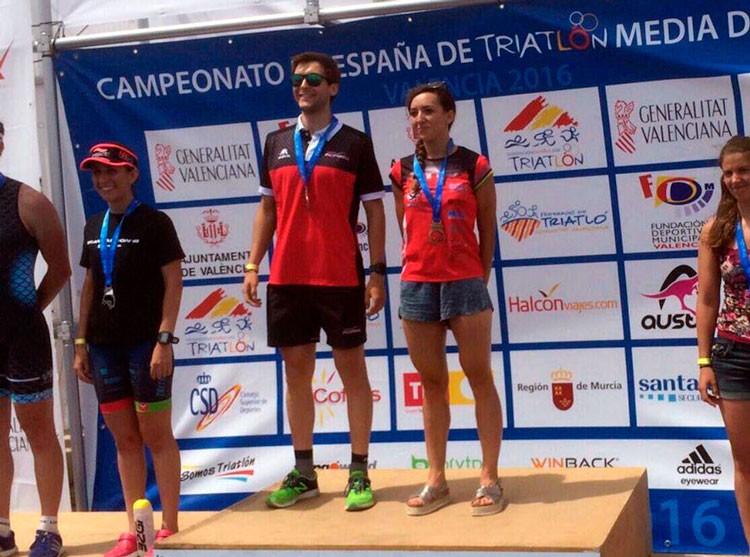 Yessica Pérez vence en el nacional de triatlón de media distancia en GGEE