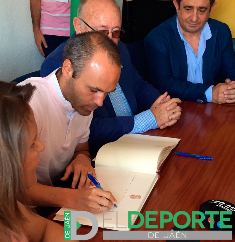 Andrés Iniesta es nombrado Hijo Adoptivo de Carboneros