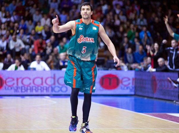 El jiennense Alfonso Sánchez renueva con el Baloncesto Sevilla
