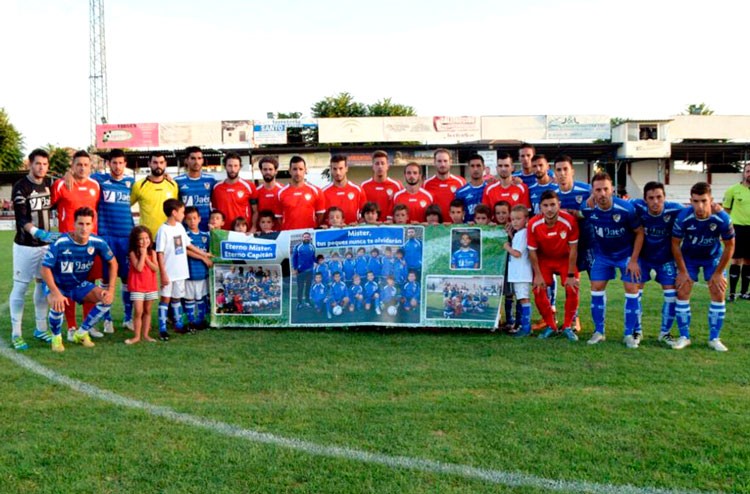 El Linares Deportivo vence al Martos en un emotivo homenaje a Carles