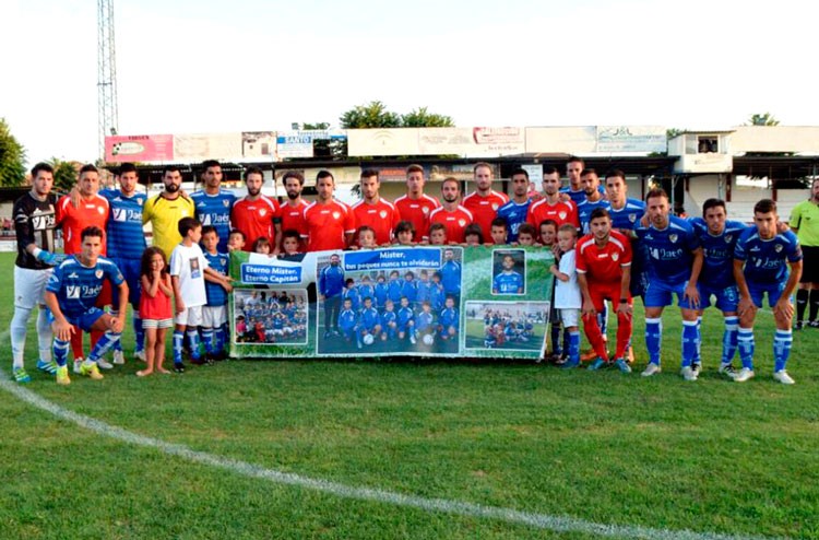 El Linares Deportivo vence al Martos en un emotivo homenaje a Carles