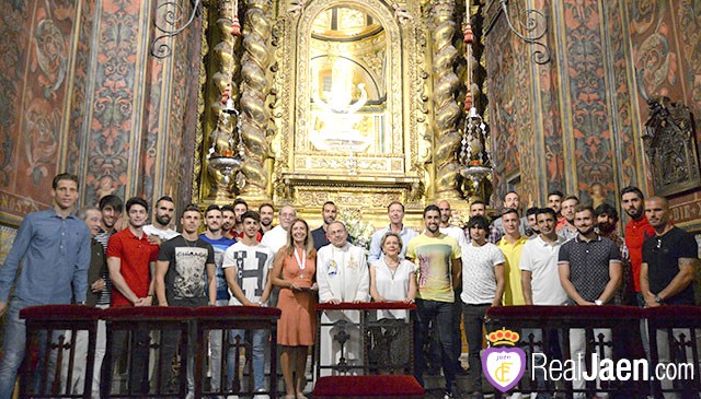 La plantilla del Real Jaén realiza su ofrenda floral a la Virgen de la Capilla