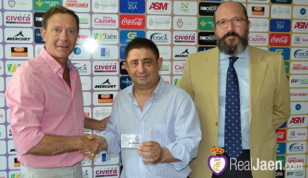 El presidente de la Diputación recoge su carnet del Real Jaén