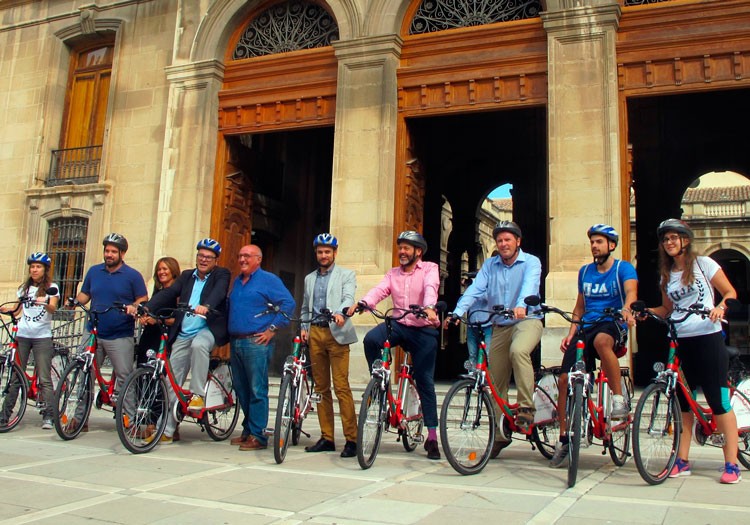 La UJA lanza el proyecto con bicicletas eléctricas ‘Hack the city’