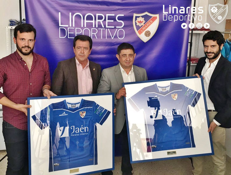Reyes y Fernández recogen sus abonos del Linares Deportivo