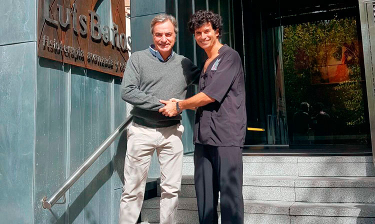 Carlos Sainz visita la Clínica Luis Baños