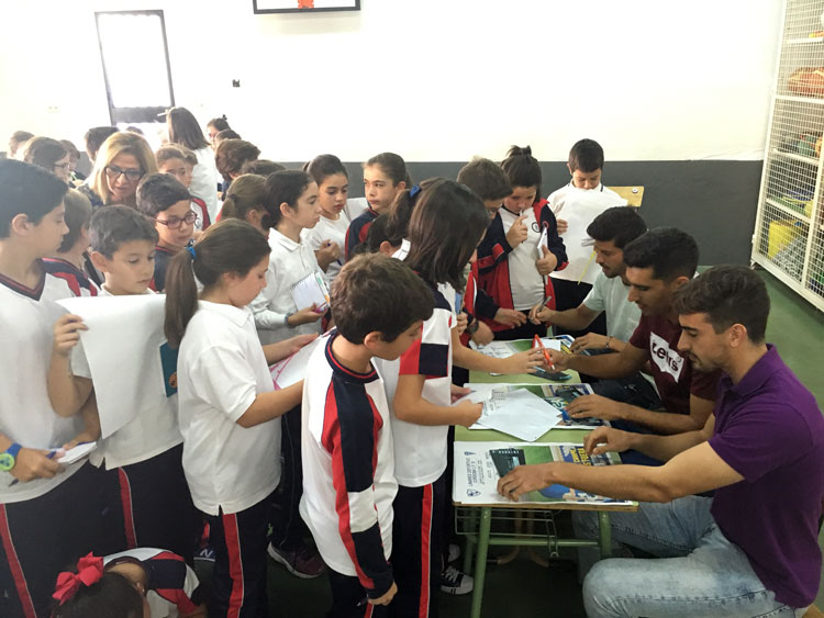 Cuerva, Gonzalo y Sergio García visitan a los escolares del colegio Sagrado Corazón