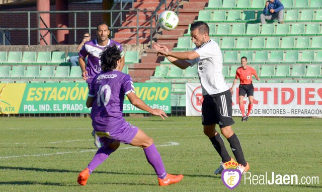 El Real Jaén no aprovecha la superioridad numérica y cae en Mérida